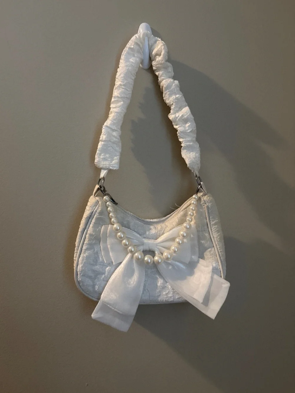 Cute white scrunch shoulder purse with bow and pearl chain